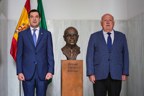 El Parlamento de Andalucía presenta la escultura en memoria de Manuel Clavero Arévalo donada por el Centro de Estudios Andaluces